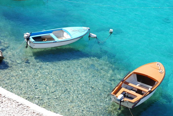 Chorwacja-morze-i-łodzie-na-brzegu