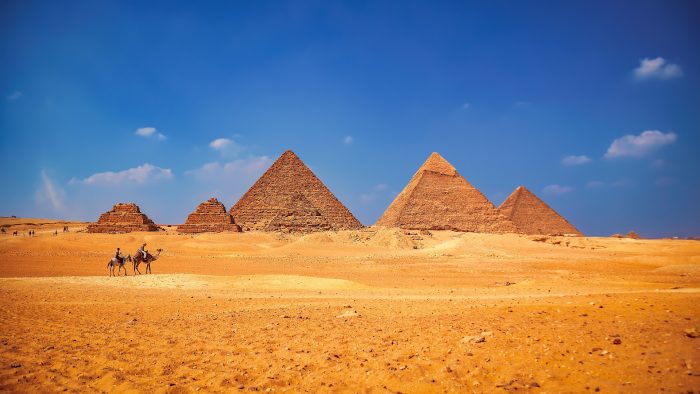 piramidy-pustynia-wielblady