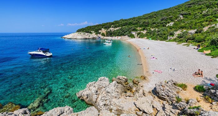 plaża-nad-adriatykiem-w-Chorwacji