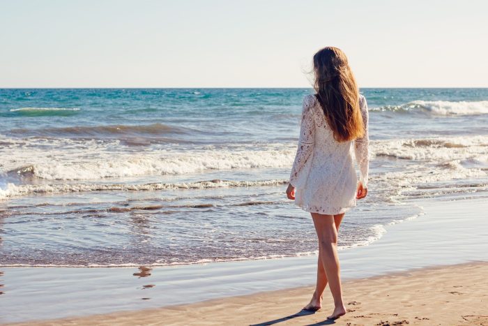 young-woman-morze-plaża-wakacje