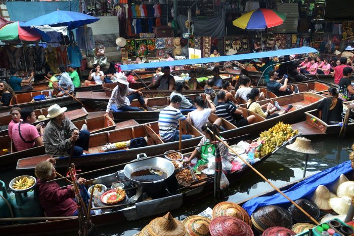 bangkok-łodzie-targ-na-wodzie-wakacje-w-Tajlandii