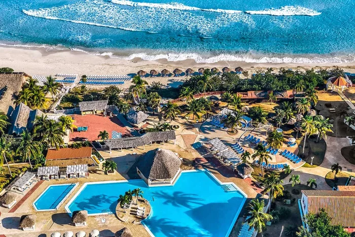 widok z góry na hotel bella costa na Kubie