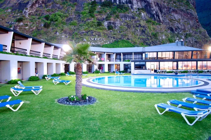 hotel Estalagem Do Mar na Maderze z basenem i palmą