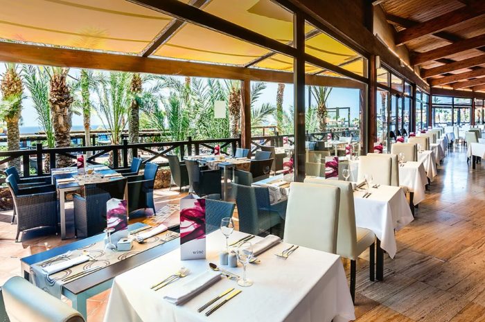 elegancka-restauracja-w-luksusowym-ośrodku-przy-oceanie