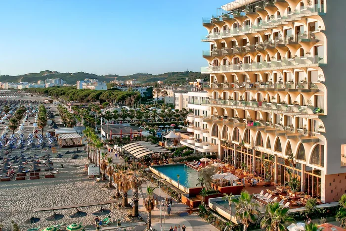 hotel-blisko-plaży-w-albańskim-klimacie