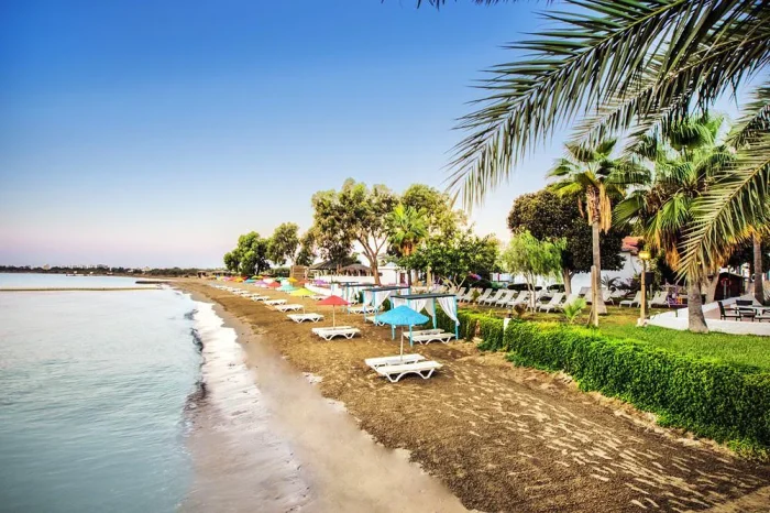 plaża-przy-hotelu-na-cyprze