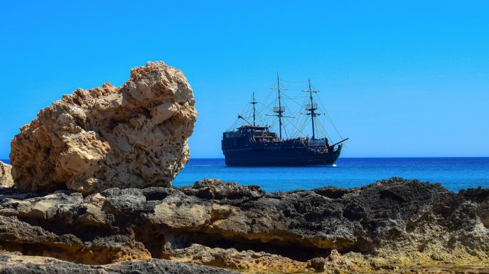 cypr-statek-skały-woda