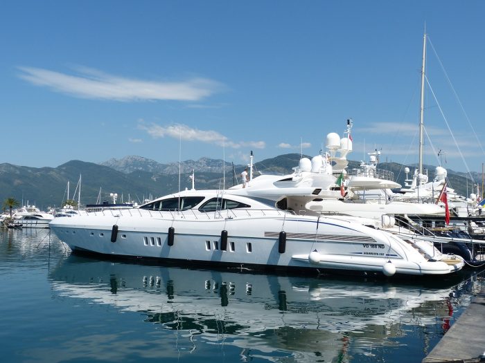 koszt-luksosowego-jachtu-w-montenegro-na-wczasy