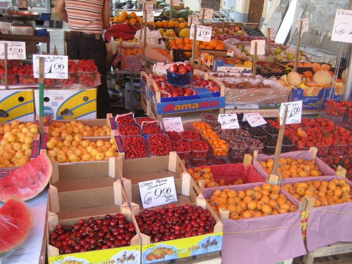 ceny-we-włoszech-jedzenie-ważywa-i-owoce-na-targu
