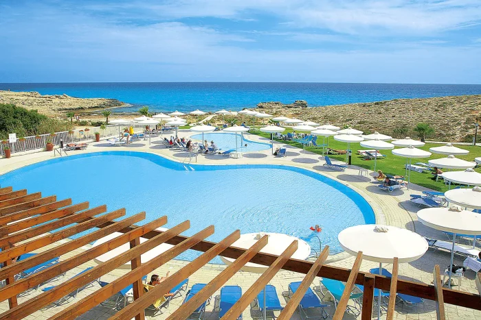 hotel-przy-pięknej-plaży-na-cypryjskim-wybrzeżu