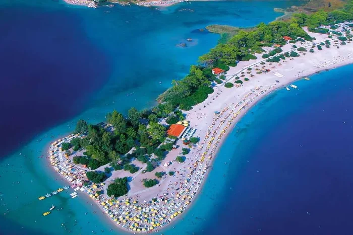 widok z góry na wybrzeże likijskie w turcji i na hotel Karbel Beach