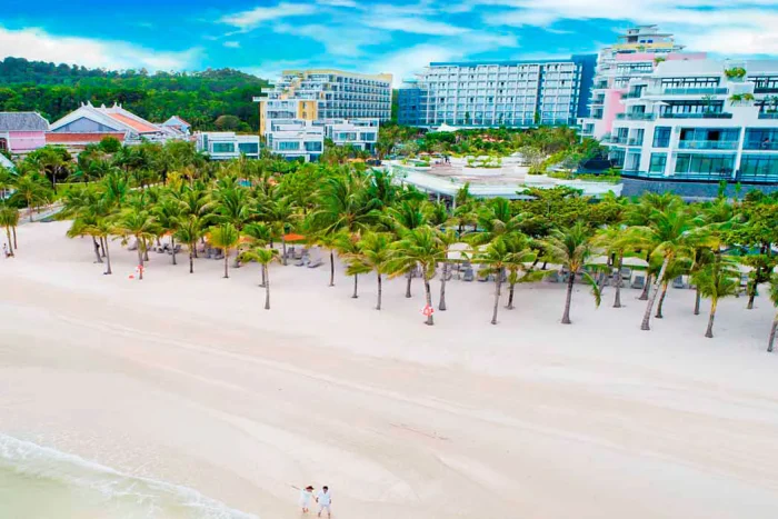 Wietnam-hotel-plaża-palmy