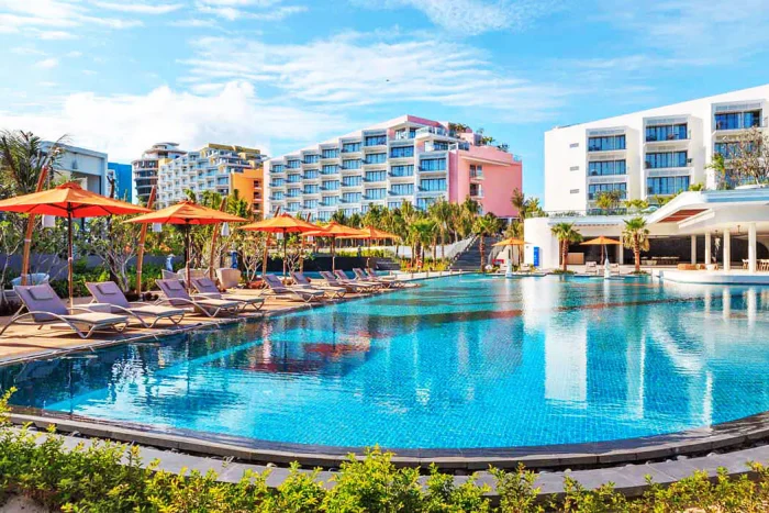hotel-Premier-Residences-Phu-Quoc-Emerald-Bay-by-Accorbasen-parasole-leżaki-opinie
