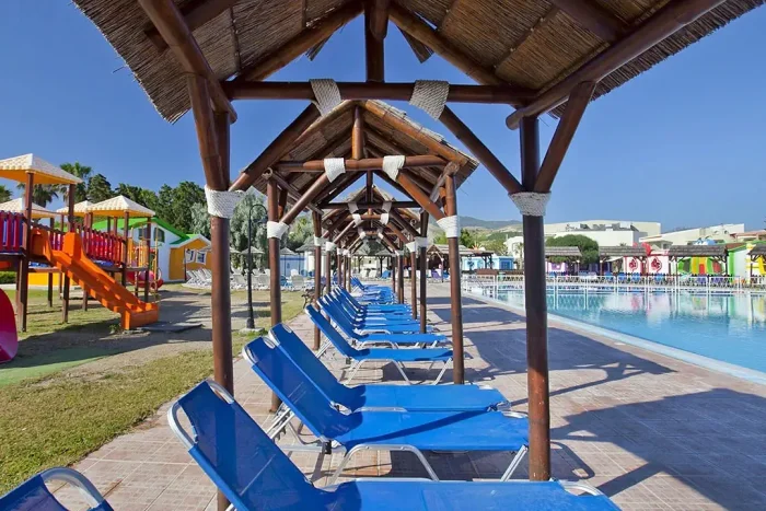 kipriotis-village-resort-teren-hotelu