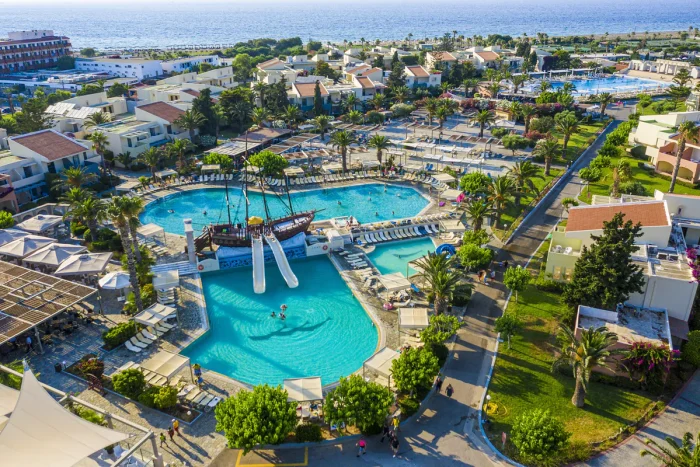 kipriotis-village-resort-teren-hotelu-basen