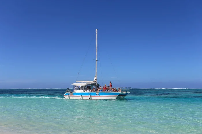 łódź na morzu gdzie polecieć w styczniu na egzotyczne wakacje