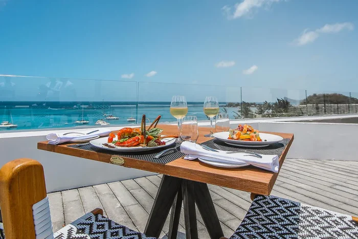 widok z hotelu Ocean V na restauracyjny stolik i ocean