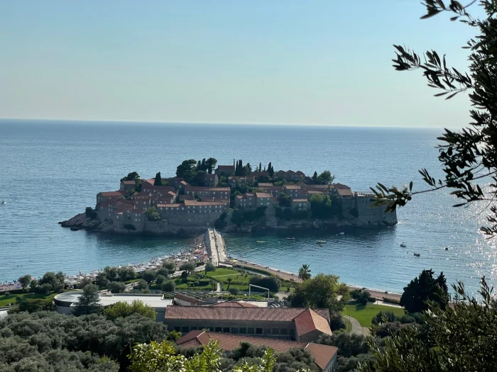 widok na wyspę i morze - czy na Sveti Stefan można wejść