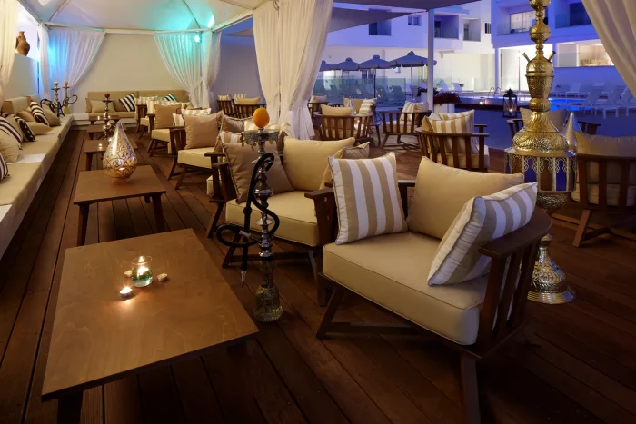 bar-w-hotelu-melpo-antia-na-Cyprze-ceny