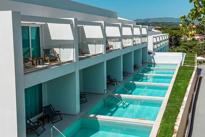 mirage-bleu-resort-obiekt-basen-nowoczesny-i-luksusowy-kompleks-na-greckiej-wyspie