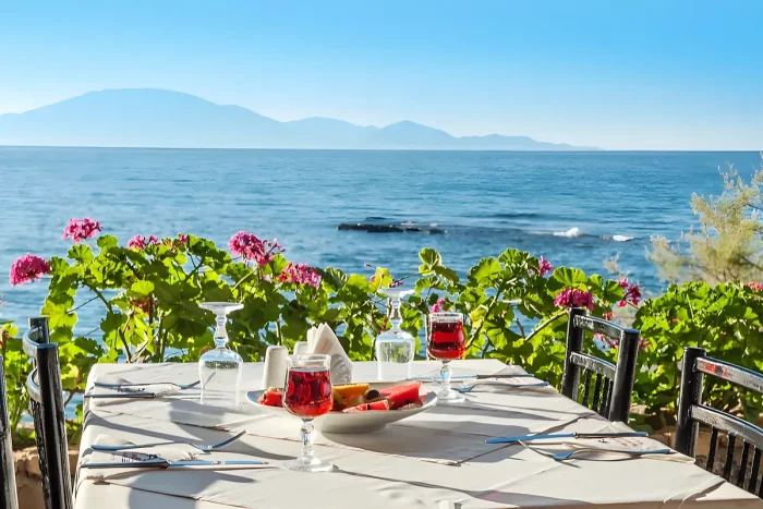 wspaniałe-hotele-na-greckie-wakacje-z-dziećmi-widok-na-morze-z-restauracji