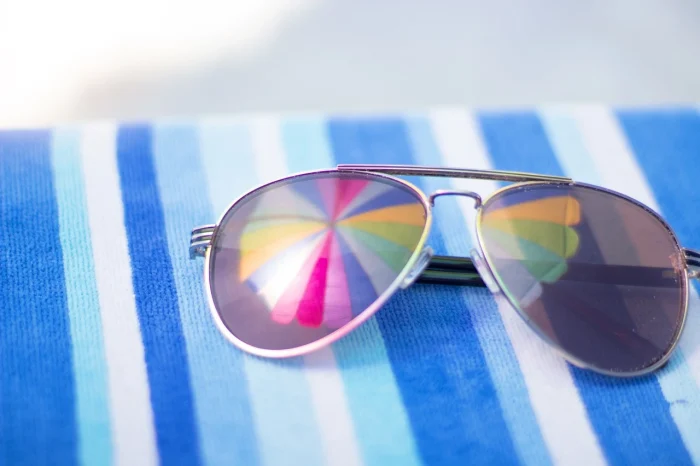 okulary przeciwsłoneczne na białoniebieskim tle