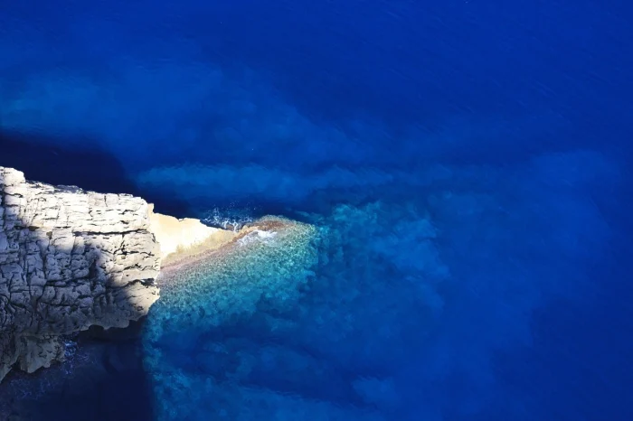 widok na morze i skałę na Majorce w Hiszpanii