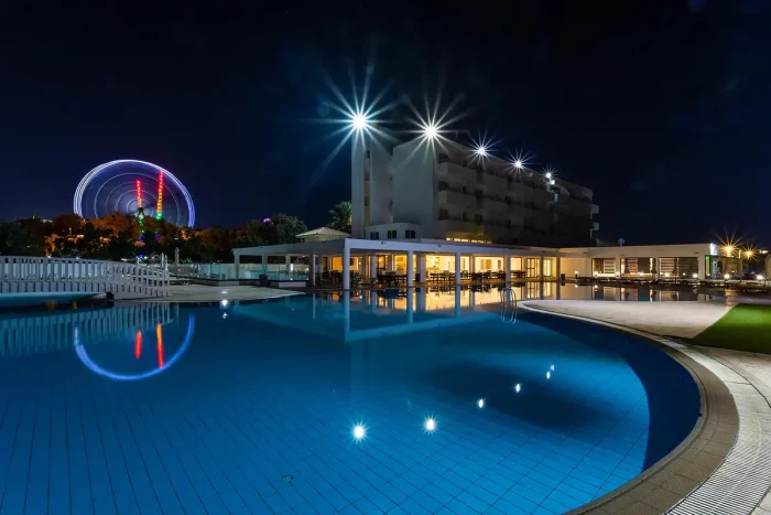 widok na hotel z basenem w porze nocnej