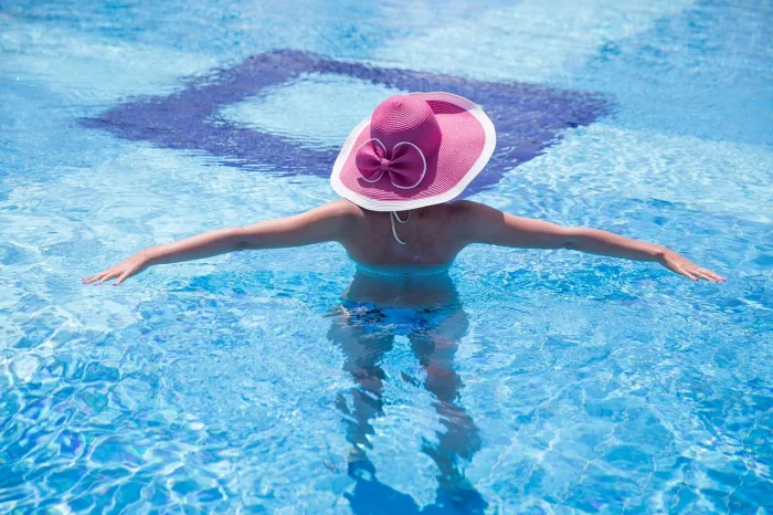kobieta w kapeluszu na basenie