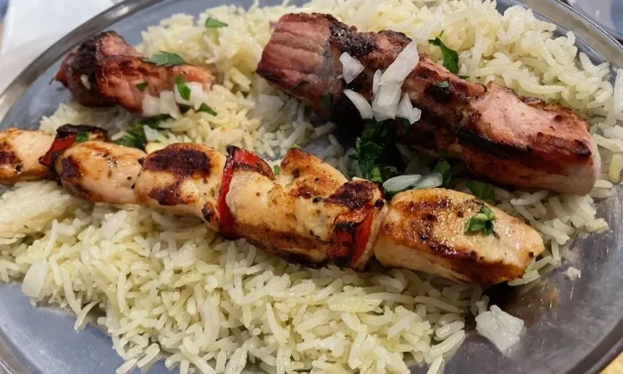 Co warto zjeść na Cyprze gripowana potrawa z ryżem mięso