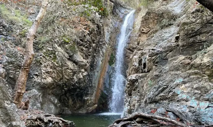 Wodospad-wycieczka-wiosną-na-Cypr