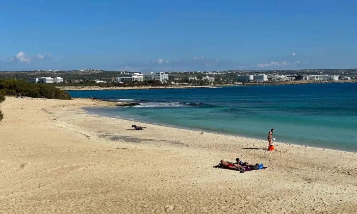 brzeg morza Makronissos Beach - jaka plaża blisko larnaki