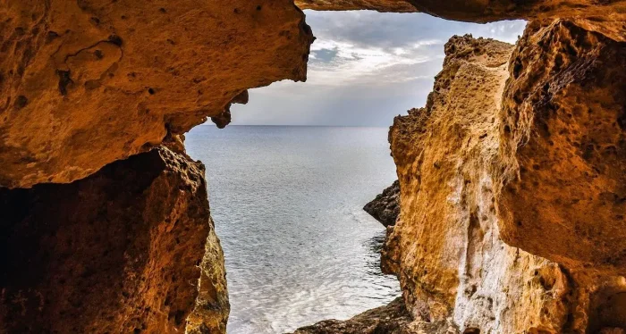 jaskinie na półwyspie Cape Greco zwiedzanie w czasie wakacji