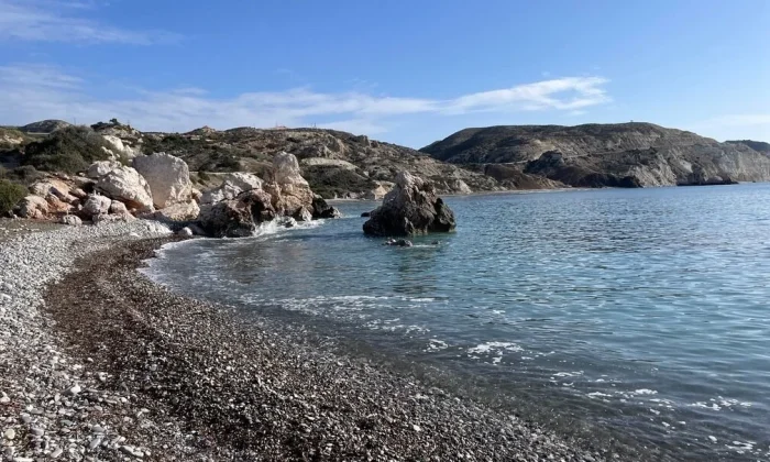 kamieniste kąpielisko na Cyprze przy skale Afrodyty