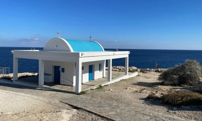 kościół na brzegiem morza na Cyprze