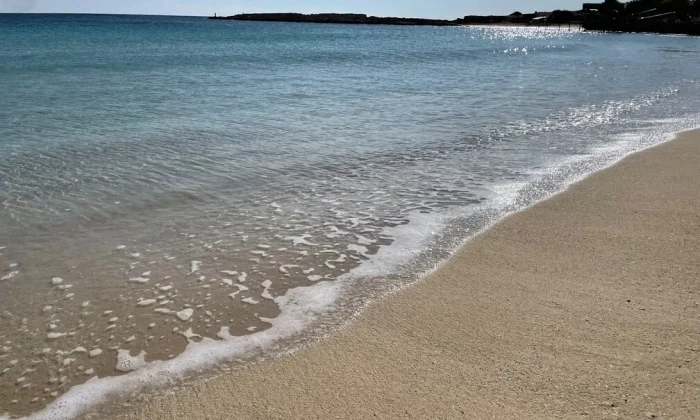 plaża na Cyprze morze piasek turkusowa woda