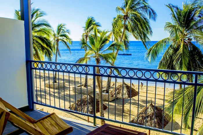 widok z balkonu na plaże i palmy