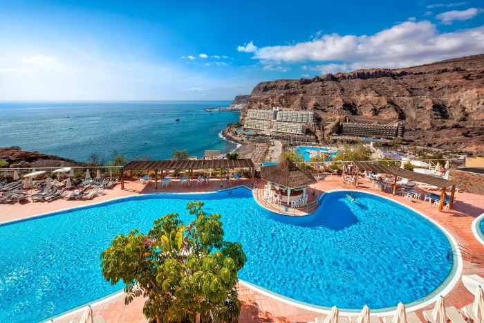 widok na hotel Mogan Princess Beach Club na Gran Canaria