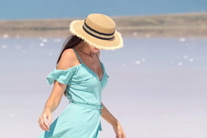 kobieta w kapeluszy na plaży
