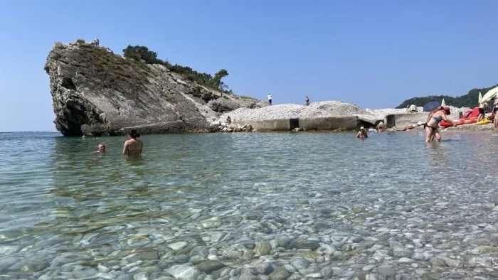 kamienista piękna plaża w Czarnogórze