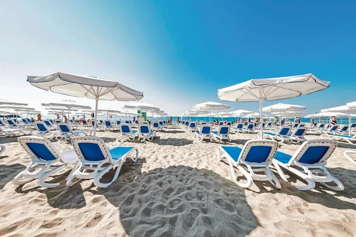 voya-beach-resort-plaza-z-leżakami-i-parasolami