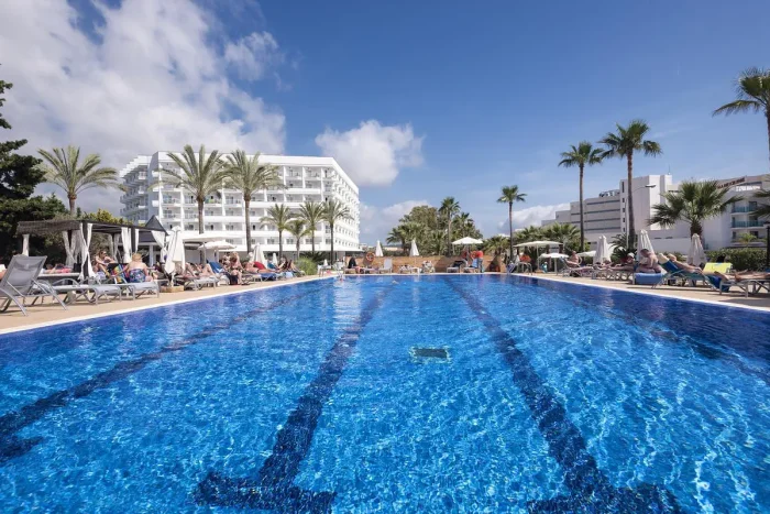basen przy hotelu Cala Millor Garden z leżakami
