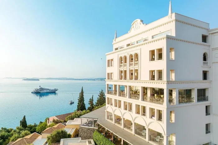boczny-widok-na-hotel-grecotel-eva-palace-luxury-beach-resort-oraz-morze-i-statek-w-oddali
