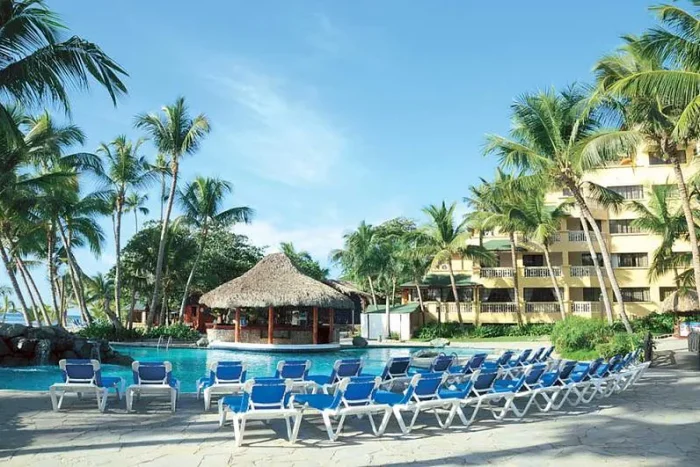 hotel-coral-costa-caribe-basen-otwarty-z-leżakami