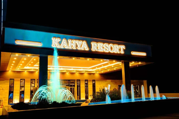 kahya-resort-aqua-spa-obiekt-budynek-nocą-opinie