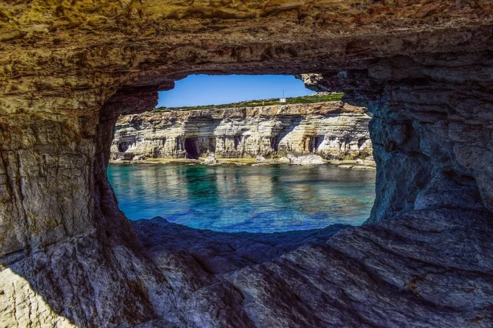 widok z jaskini na klify na Cyprze
