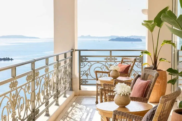 widok-na-balkon-hotelu-grecotel-eva-palace-luxury-beach-resort