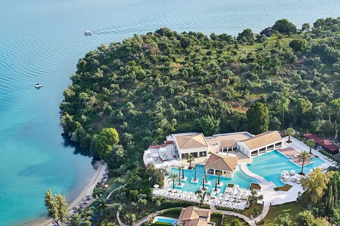 widok-z-góry-na-hotel-grecotel-eva-palace-luxury-beach-resort-opinie