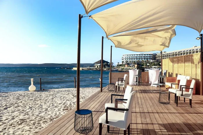 plaża-z-pomostem-leżakami-i-parasolami-przy-hotelu-labranda-riviera-resort-spa-opinie