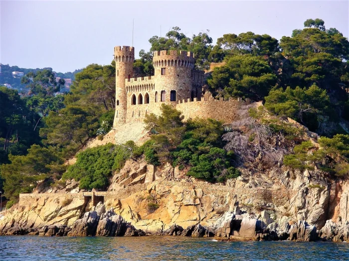 widok na zamek sant joan na Costa Brava w Hoszpanii